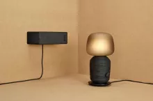 Inteligentna lampa biurkowa/głośnik Symfonisk oraz głośnik na półkę (Źródło: Ikea)