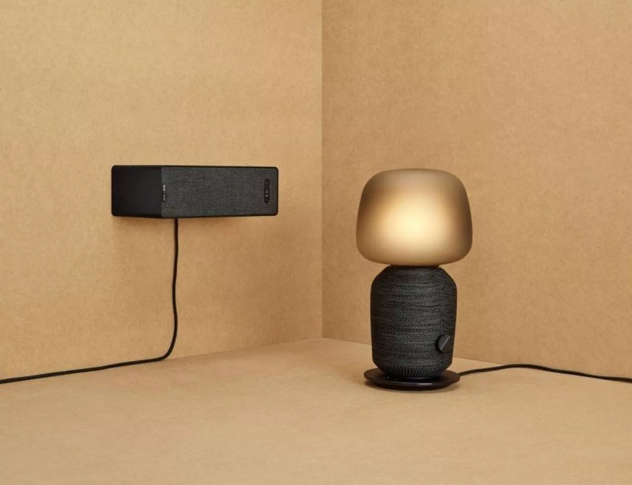 Inteligentna lampa biurkowa/głośnik Symfonisk oraz głośnik na półkę (Źródło: Ikea)