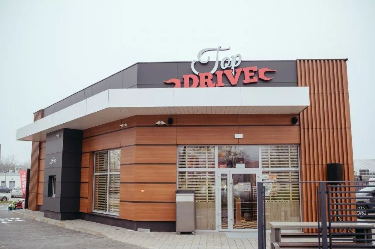 Top Drive w Sokołowie Podlaskim posiada opcję drive-thru dla kierowców (mat. prasowe)
