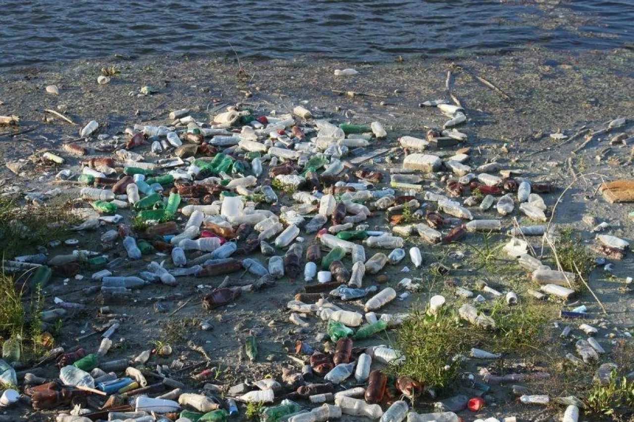 Plastikowe butelki powinny być poddawane recyklingowi (Pixabay.com)