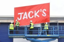 Przygotowania do uruchomienia pierwszej placówki sieci Jack‘s (fot. Twitter/ Tesco News)