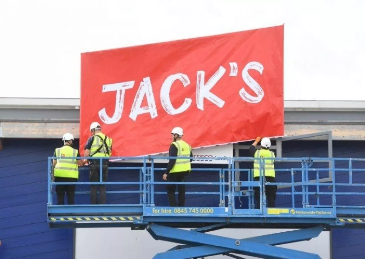 Przygotowania do uruchomienia pierwszej placówki sieci Jack‘s (fot. Twitter/ Tesco News)