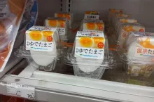 Na zdj. gotowane jajka w plastikowym opakowaniu sprzedawane w japońskim sklepie convenience (fot. wiadomoscihandlowe.pl)