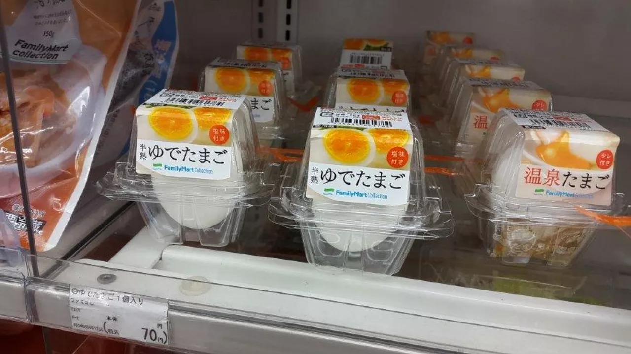 Na zdj. gotowane jajka w plastikowym opakowaniu sprzedawane w japońskim sklepie convenience (fot. wiadomoscihandlowe.pl)