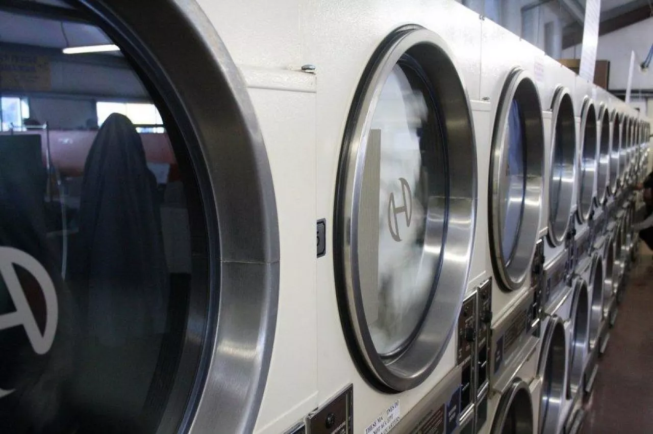 Z pralni na stacjach benzynowych mają korzystać osoby piorące odzież roboczą (Pixabay.com)