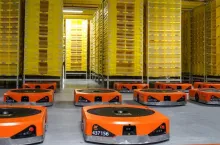 Roboty w centrum logistycznym Amazon (Amazon)