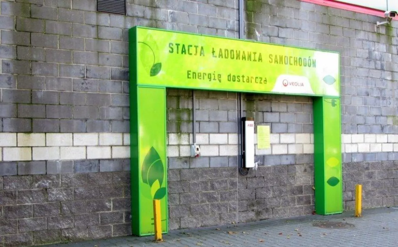 Stacja ładowania samochodów elektrycznych w CH Manufaktura w Łodzi (fot. Konrad Kaszuba)