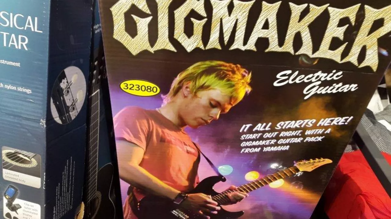 Gitara elektryczna sprzedawana przez sieć Lidl (fot. wiadomoscihandlowe.pl)