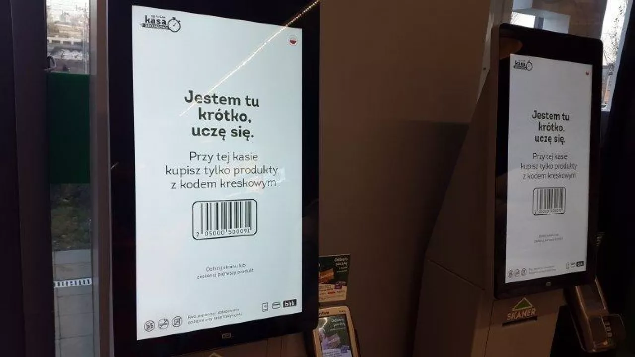 Kasy samoobsługowe testowane przez Żabkę w jednym z warszawskich sklepów (fot. wiadomoscihandlowe.pl)
