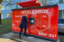 Rafał Brzoska, prezes InPost przed paczkomatem Myflexbox w Austrii (Linkedin/Rafał Brzoska)