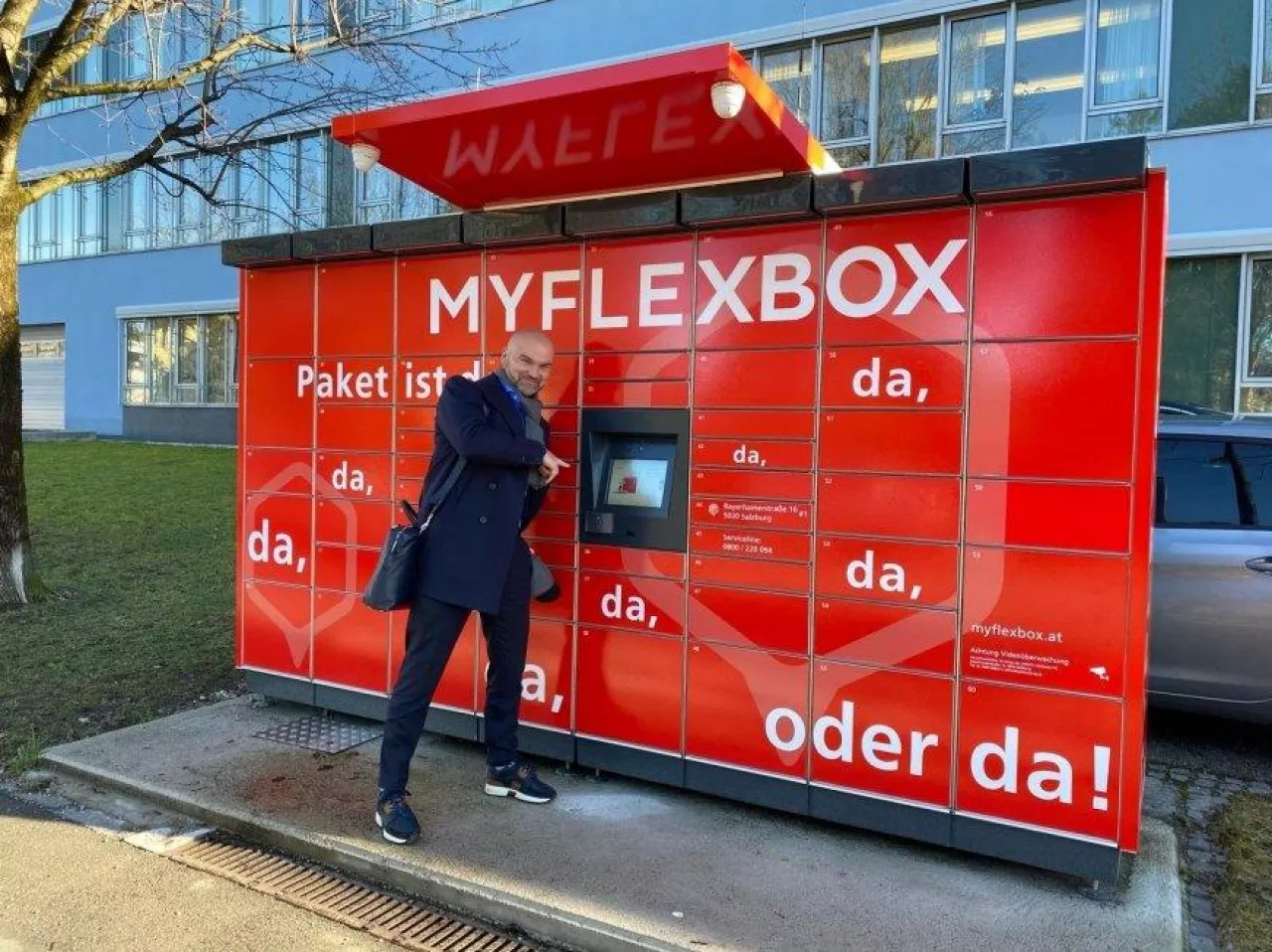 Rafał Brzoska, prezes InPost przed paczkomatem Myflexbox w Austrii (Linkedin/Rafał Brzoska)