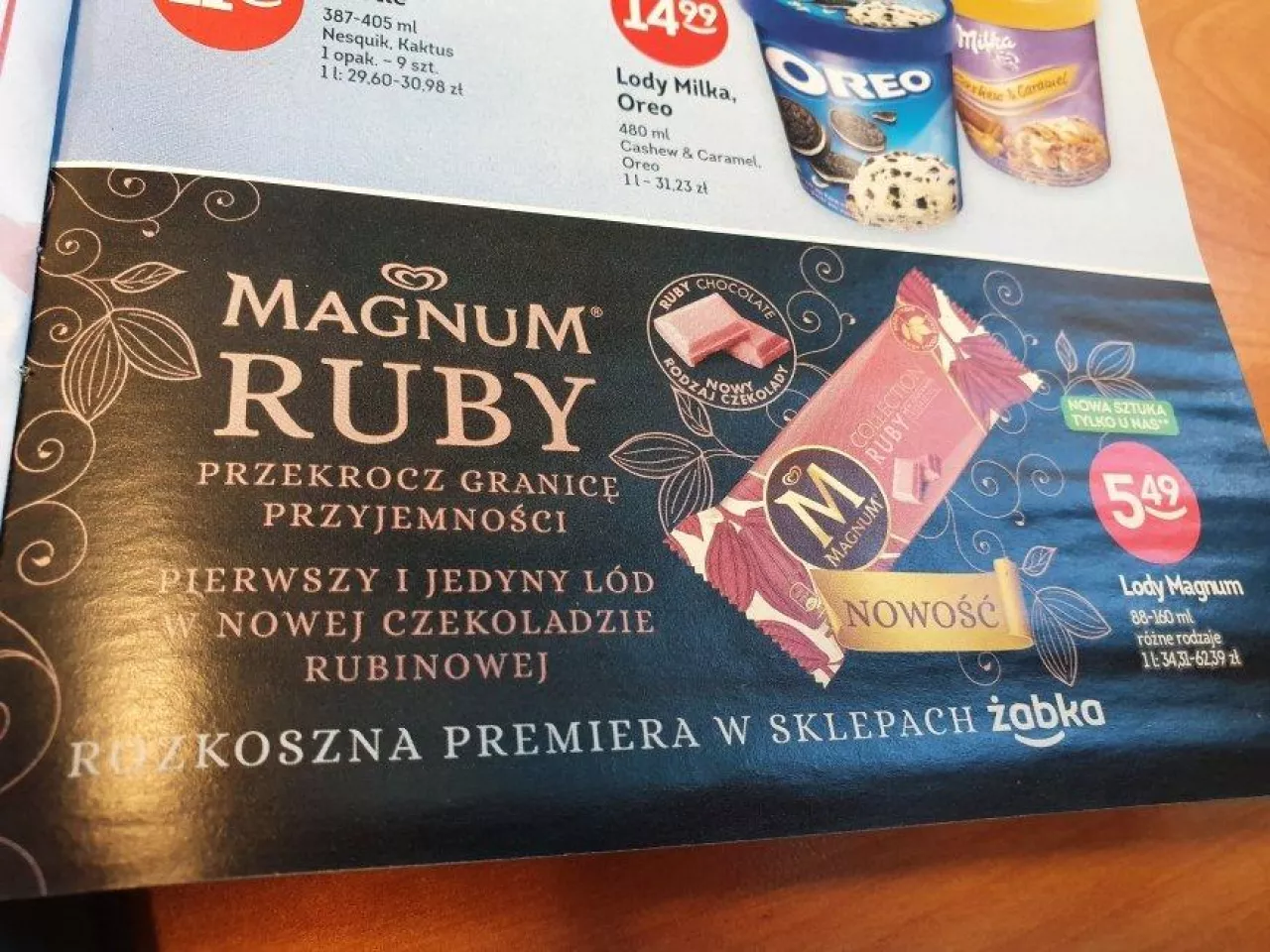 Do sprzedaży w sklepach Żabka trafiły lody Magnum Ruby (w czekoladzie rubinowej)