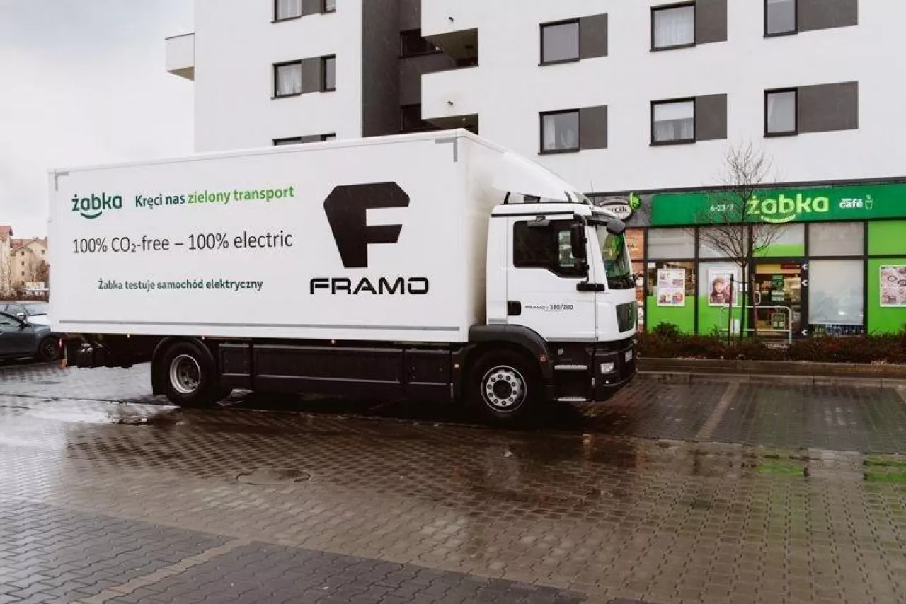 Poczta Polska i Żabka jako pierwsze w Europie przetestują Framo e-truck (Żabka Polska)