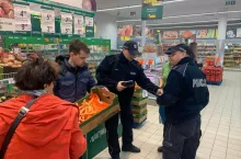 Policja w sklepie sieci Biedronka (Facebook/agrounia)
