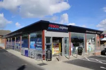 Tesco Express w Wootton, WB (fot. By Editor5807 (Own work) [CC BY 3.0])