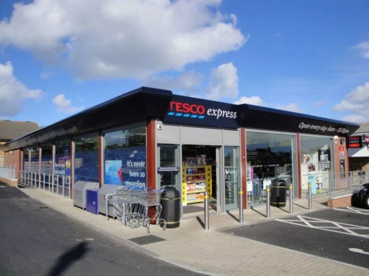 Tesco Express w Wootton, WB (fot. By Editor5807 (Own work) [CC BY 3.0])