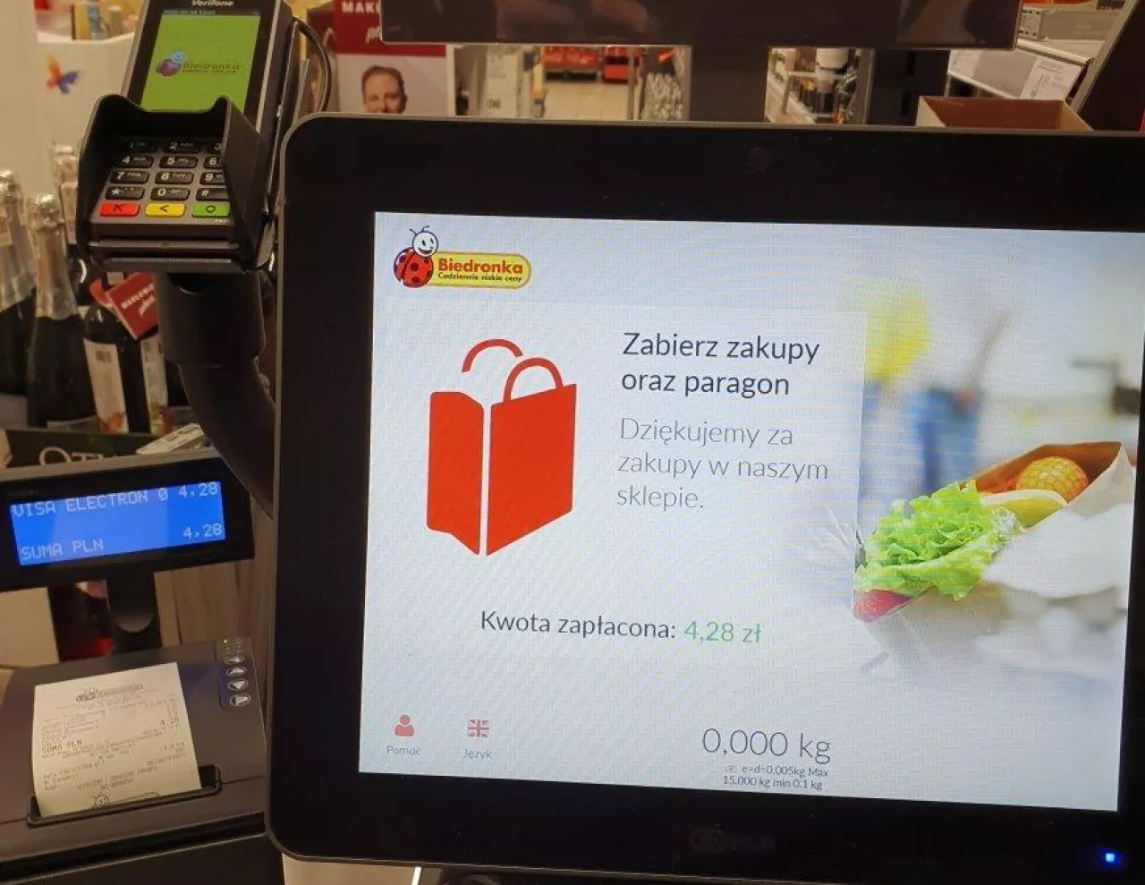 Kasy samoobsługowe staną się coraz częstszym widokiem w sklepach Biedronka (fot. wiadomoscihandlowe.pl)
