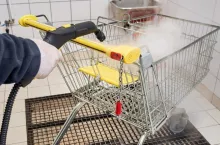 Biedronka zapewnia, że stara się o utrzymanie czystości wózków sklepowych (fot. materiały prasowe, Biedronka)