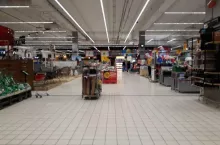 Opustoszały hipermarket Carrefour w CH Arkadia w Warszawie (fot.wiadomoscihandlowe.pl)