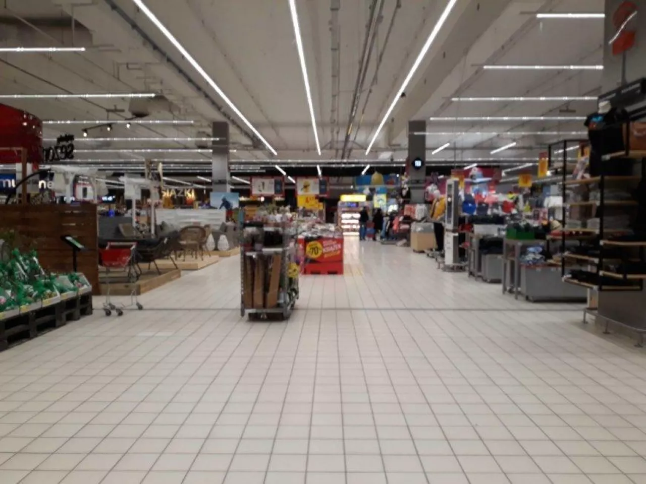 Opustoszały hipermarket Carrefour w CH Arkadia w Warszawie (fot.wiadomoscihandlowe.pl)
