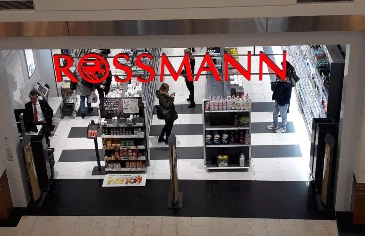 Jedna z drogerii Rossmann w Warszawie. Widać puste półki (fot. wiadomoscihandlowe.pl)