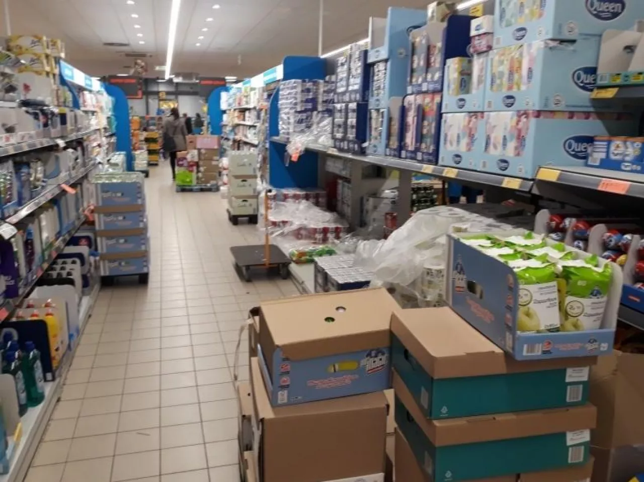 Sytuacja w sklepach spożywczych ustabilizowana: nie brakuje towarów, klienci się uspokoili (Agata Kinasiewicz)