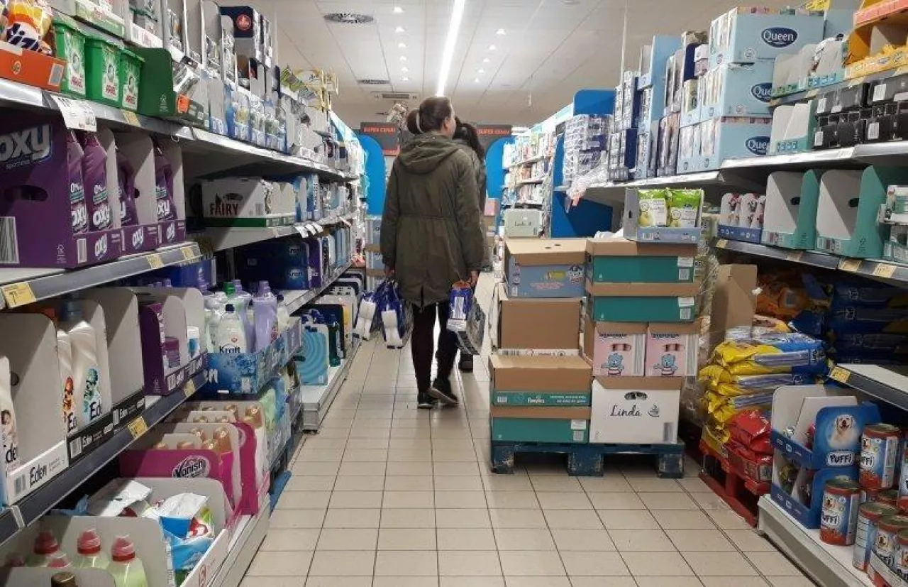 Kasjerka Biedronki skanuje towar w rękawiczkach (wiadomoscihandlowe.pl/MG)