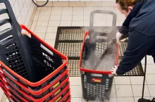 Na zdj. czyszczenie wózków zakupowych w sklepie sieci Biedronka (fot. materiały prasowe/zdjęcie ilustracyjne)