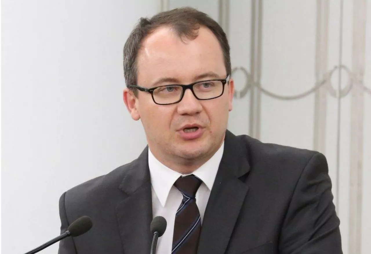 Na zdj. rzecznik praw obywatelskich Adam Bodnar w Senacie (fot. M.Józefaciuk/Kancelaria Senatu RP, CC BY-SA-3.0)