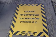 Znak przed wejściem do sklepu sieci Biedronka (fot. wiadomoscihandlowe.pl/zdjęcie ilustracyjne)
