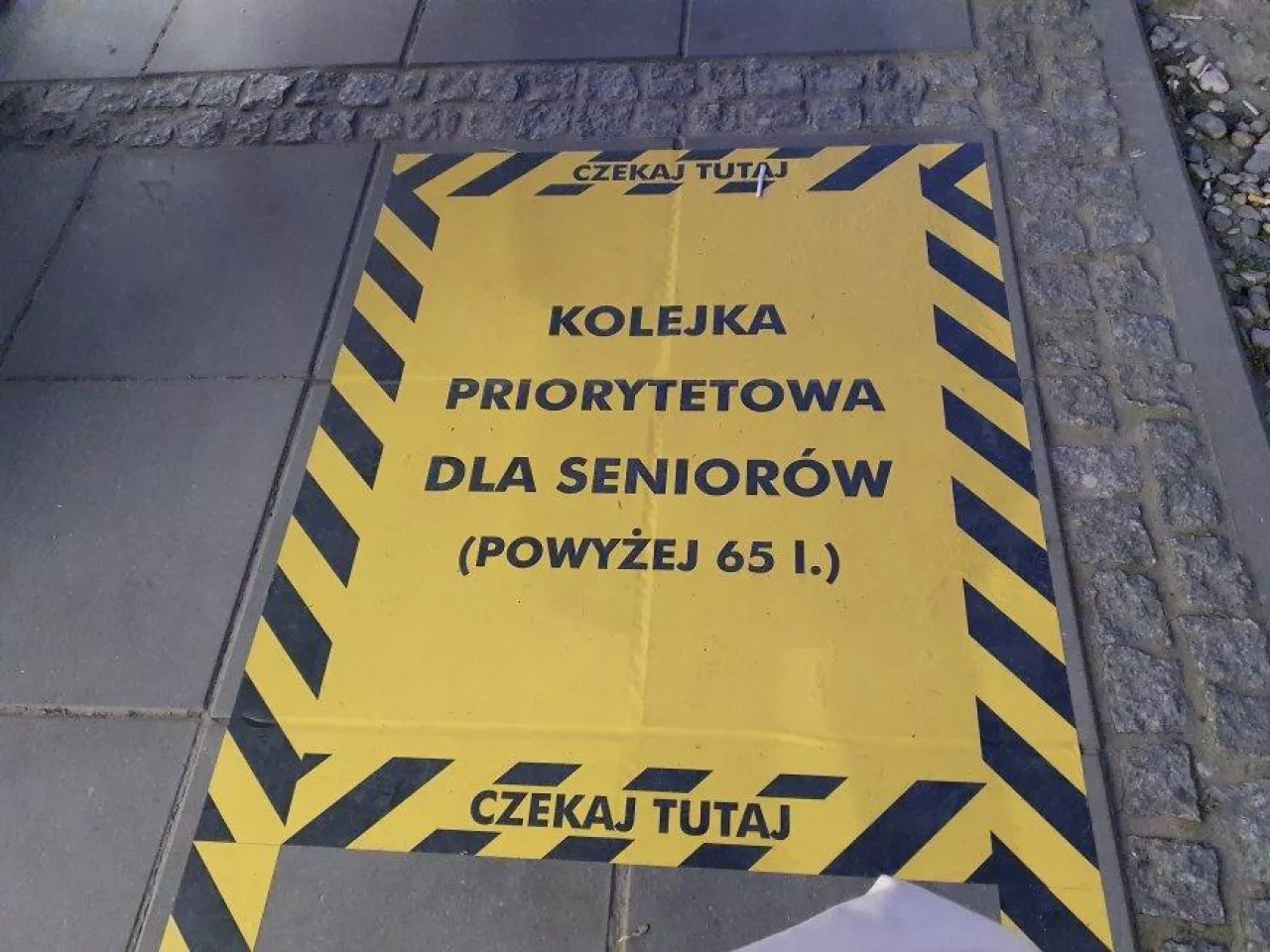 Znak przed wejściem do sklepu sieci Biedronka (fot. wiadomoscihandlowe.pl/zdjęcie ilustracyjne)