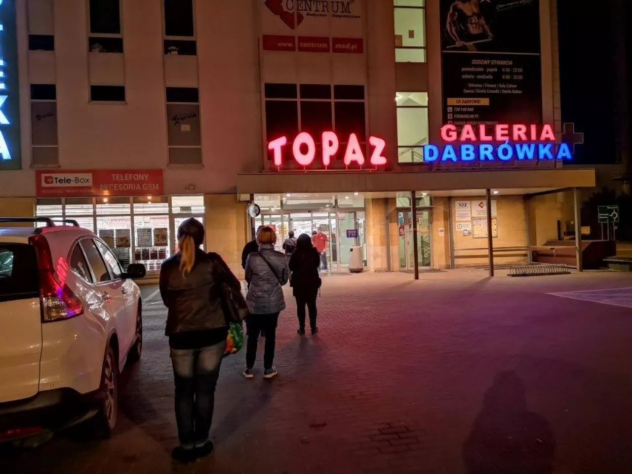 Kolejka do sklepu sieci Topaz (fot. wiadomoscikosmetyczne.pl/zdjęcie ilustracyjne)