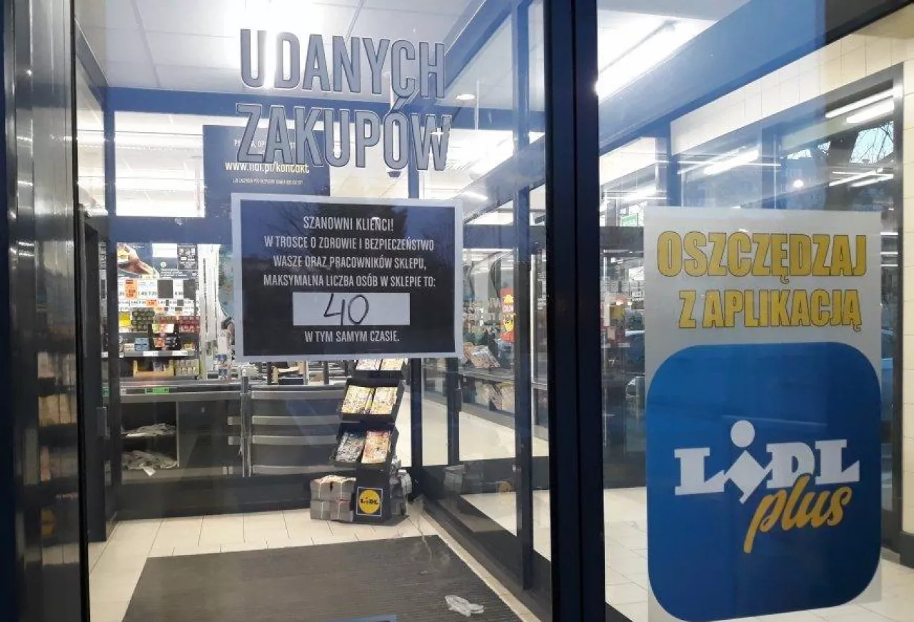 Jeszcze miesiąc temu sklepy samodzielnie ustalały limity klientów - zdjęcie z 17.03.2020 r. (wiadomoscihandlowe.pl/MG)