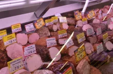 Lada z wędlinami i mięsem w supermarkecie (materiały własne)