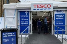 Na zdj. sklep tymczasowy Tesco dedykowany pracownikom NHS (fot. Tesco UK)