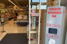 Stacja dezynfekująca w sklepie Intermarché ()