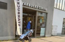 Na zdj. Starbucks w warszawskim Miasteczku Wilanów realizujący sprzedaż w modelu Take Away (fot. wiadomoscihandlowe.pl)