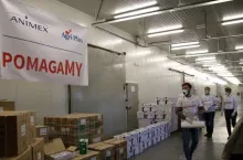 Pracownicy firm Animex Foods i Agri Plus podczas przygotowywania paczek dla szpitali (materiały prasowe)