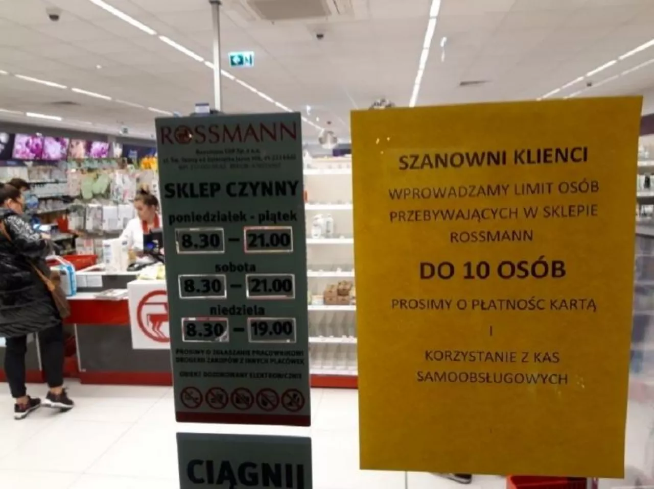 Informacja dla klientów w Rossmannie z początku marca (fot.wiadomoscikosmetyczne.pl)