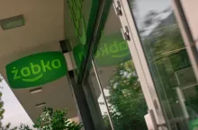 Od początku 2020 r. sieć Żabka rozrosła się już o ponad 200 sklepów (fot. Żabka Polska, za: YouTube)
