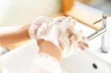 ”Sprzedawco!  Nie umywaj rąk. Producenci nie poniosą konsekwencji, poniesiesz je ty” - apeluje Medisept. (fot. Adobe)