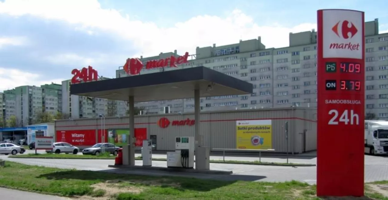 Stacja paliw przy Carrefour Market w Łodzi, os. Teofilów (fot. Konrad Kaszuba)