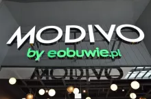 Logo sklepu Modivo w Galerii Młociny w Warszawie (wiadomoscihandlowe.pl/MG)