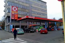 &lt;p&gt;Samochody stoją na stacji paliw (wiadomoscihandlowe.pl)&lt;/p&gt;