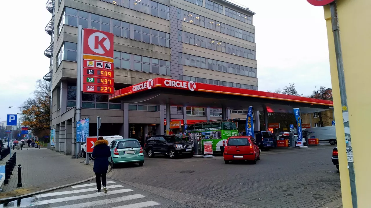 &lt;p&gt;Samochody stoją na stacji paliw (wiadomoscihandlowe.pl)&lt;/p&gt;