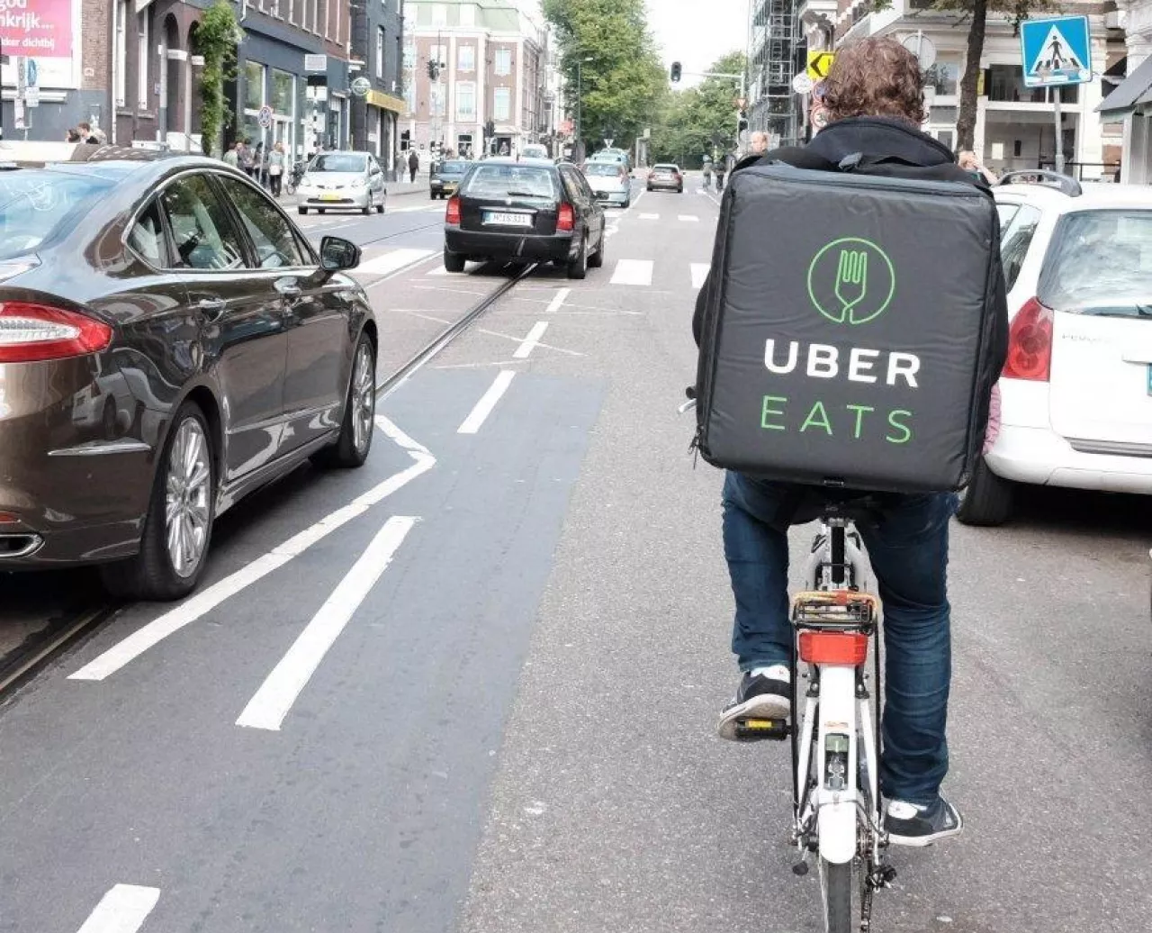 Kurier Uber Eats w Amsterdamie (Franklin Heijnen [CC BY-SA 2.0])