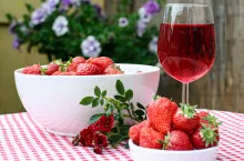 Wino i truskawki (Unsplash.com)