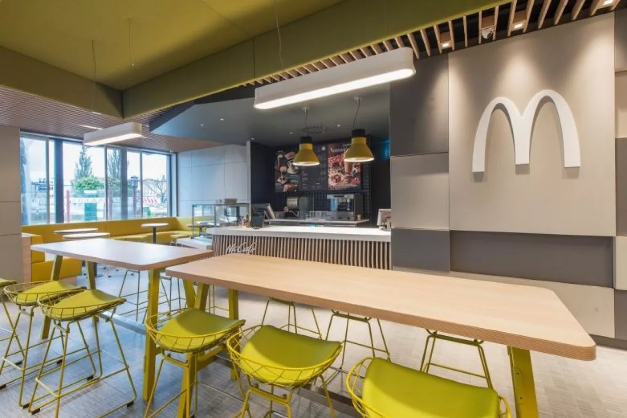 Restauracja sieci McDonald’s z wystrojem No Deco - 5
