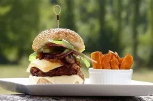Wegetariańskie burgery i frytki z batatów coraz częściej pojawiają się w menu lokali serwujących typowe dania fast food (Fot. Pixabay)