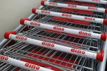 Wózki na zakupy przed supermarketem sieci Dino (Materiały własne)
